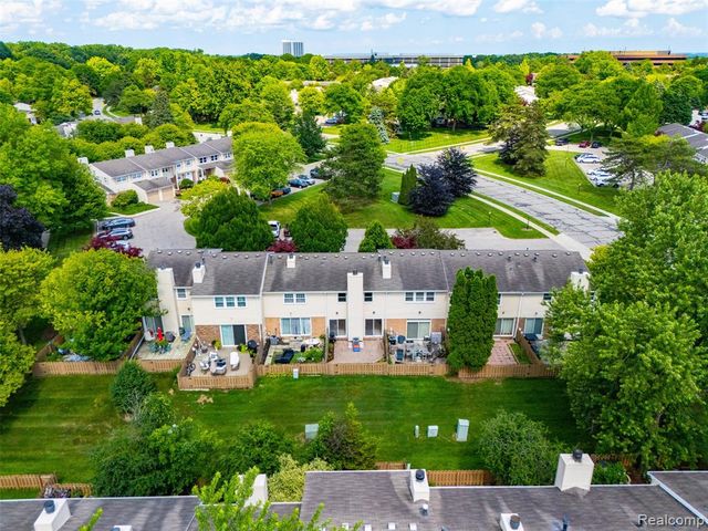 1794 Brentwood Drive, Troy, MI 48098