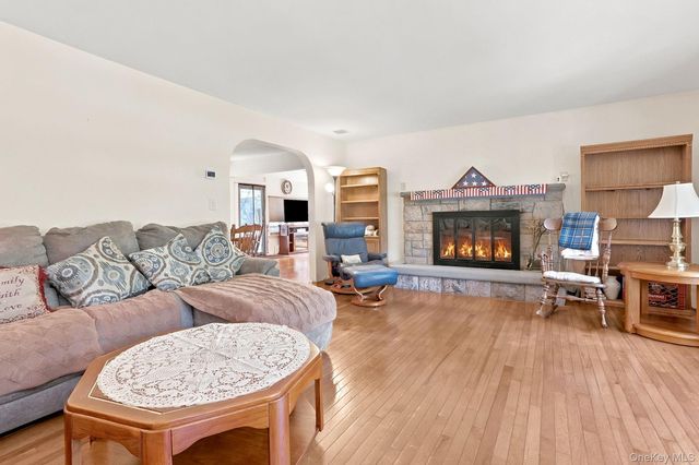 75 Glen Forest Street, Thornwood, NY 10594