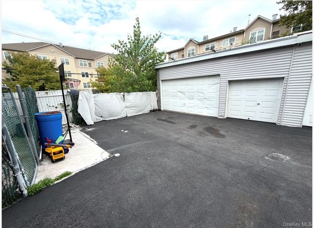 8 Ritters Lane, Yonkers, NY 10703
