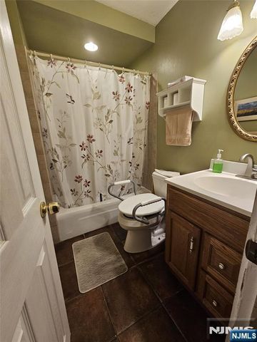 50 Oneida Avenue, Oakland, NJ 07436
