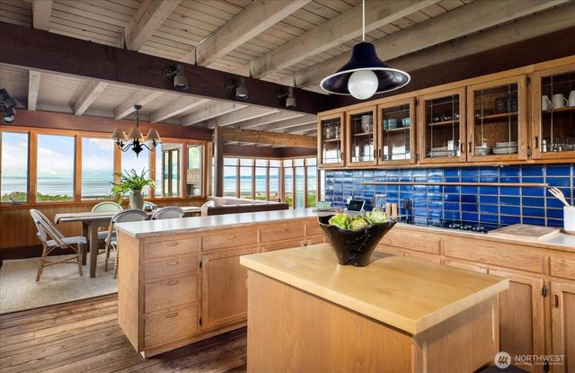 2126 Shore Avenue, Freeland, WA 98249