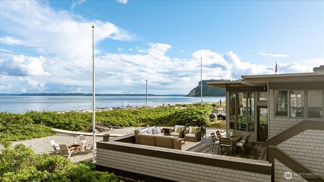 2126 Shore Avenue, Freeland, WA 98249