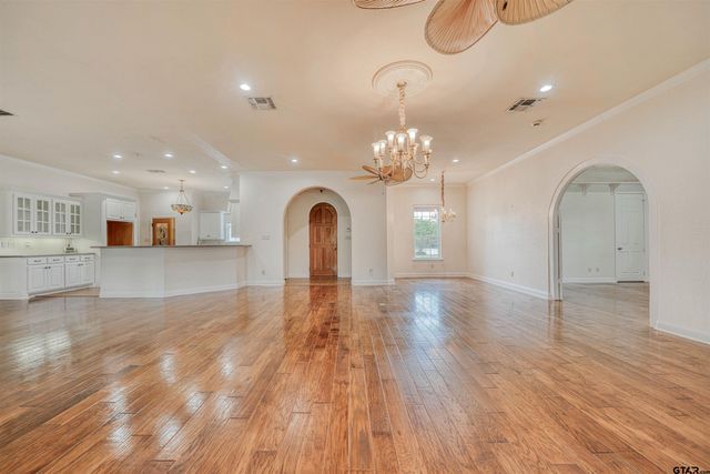 15 W Elmwood, Mt Vernon, TX 75457