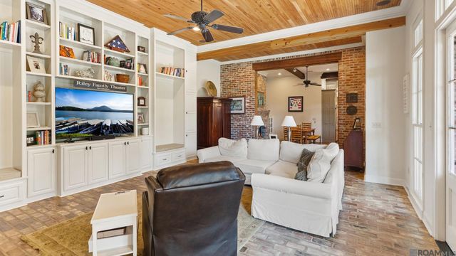 17427 E Club View Ct, Baton Rouge, LA 70810