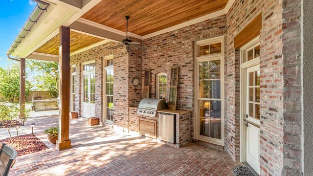 17427 E Club View Ct, Baton Rouge, LA 70810