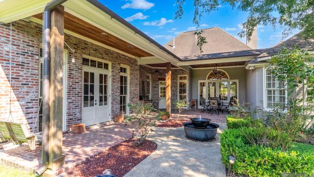 17427 E Club View Ct, Baton Rouge, LA 70810