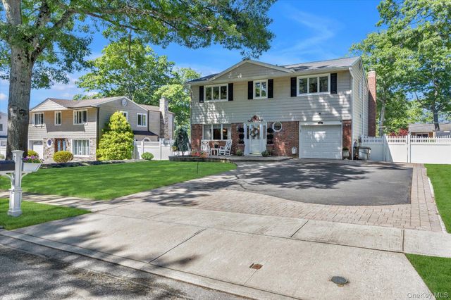 22 Villa Lane, Smithtown, NY 11787