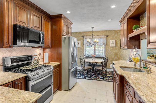 22 Villa Lane, Smithtown, NY 11787