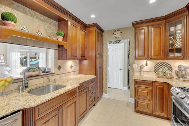 22 Villa Lane, Smithtown, NY 11787