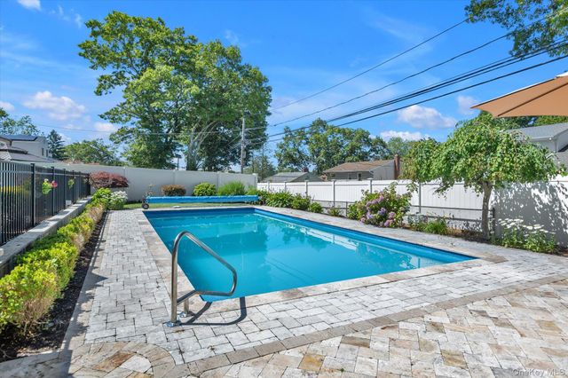 22 Villa Lane, Smithtown, NY 11787