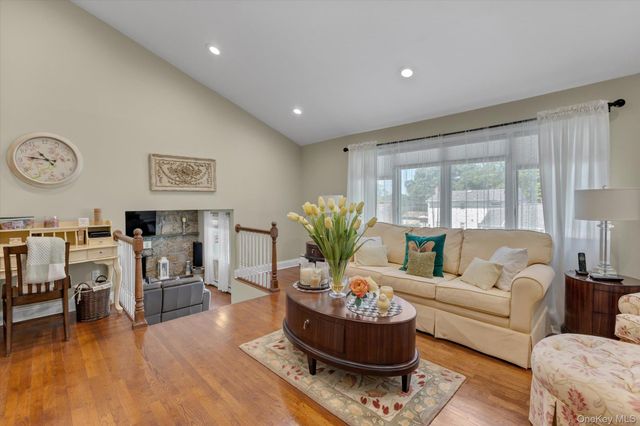 22 Villa Lane, Smithtown, NY 11787