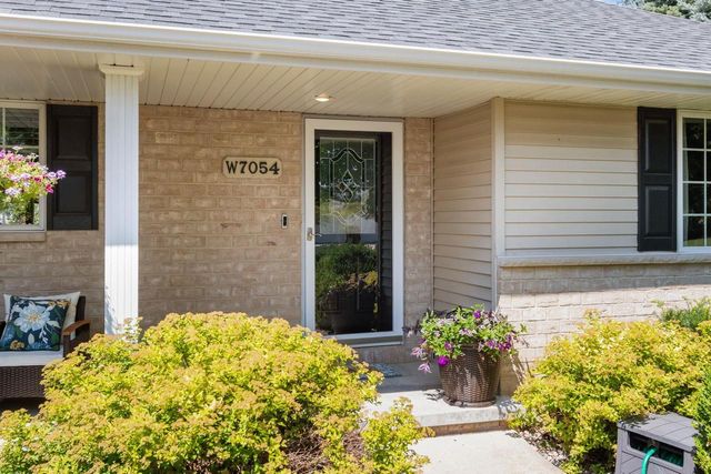 W7054 BLUEBLUFF WAY, Greenville, WI 54942