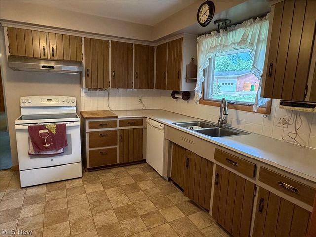 330 Weber Avenue NE, North Canton, OH 44720
