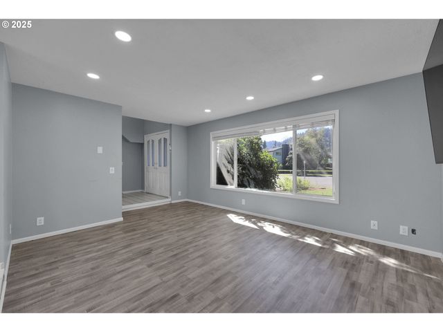 777 65TH St, Springfield, OR 97478