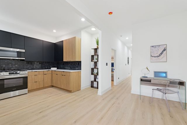 6430 S Eberhart Avenue, Chicago, IL 60637