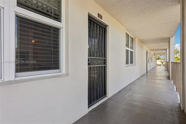 4850 NW 29th Ct 325, Lauderdale Lakes, FL 33313