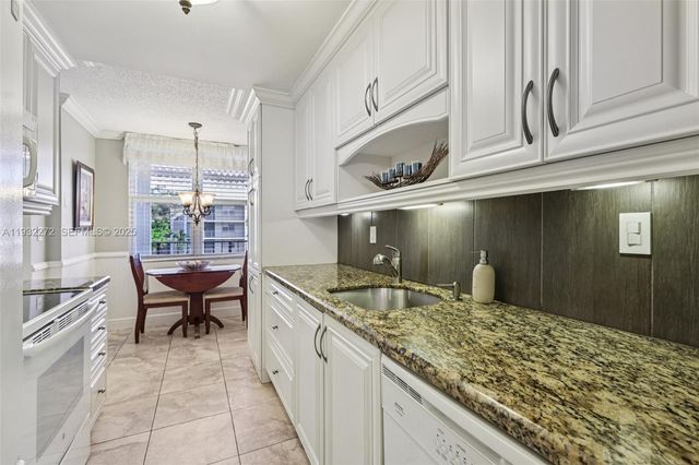 4850 NW 29th Ct 325, Lauderdale Lakes, FL 33313