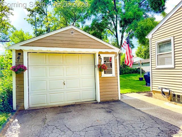 610 N Barnard Street, Howell, MI 48843
