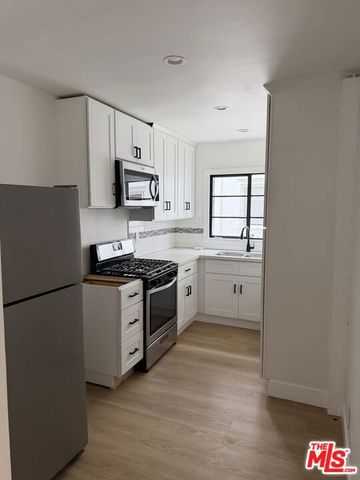 8730 Holloway Drive, West Hollywood, CA 90069