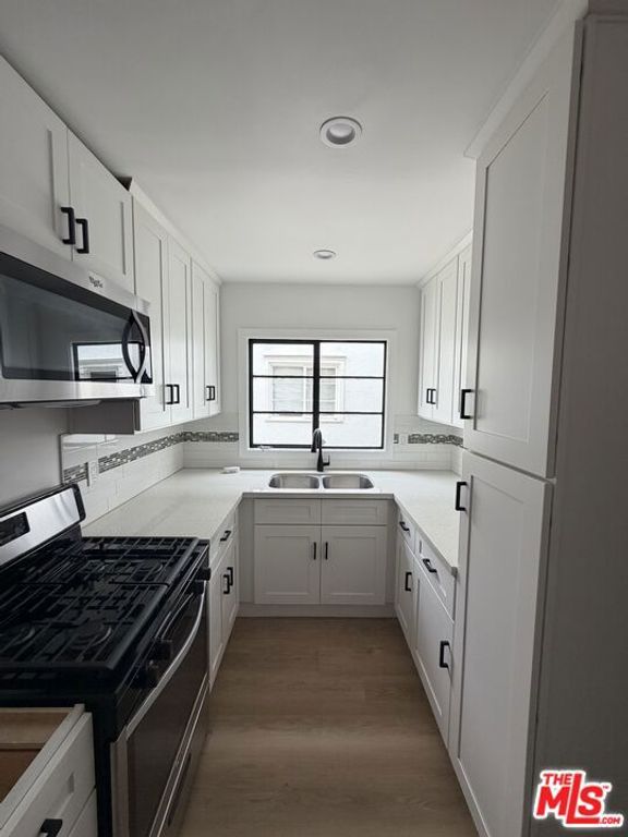 8730 Holloway Drive, West Hollywood, CA 90069