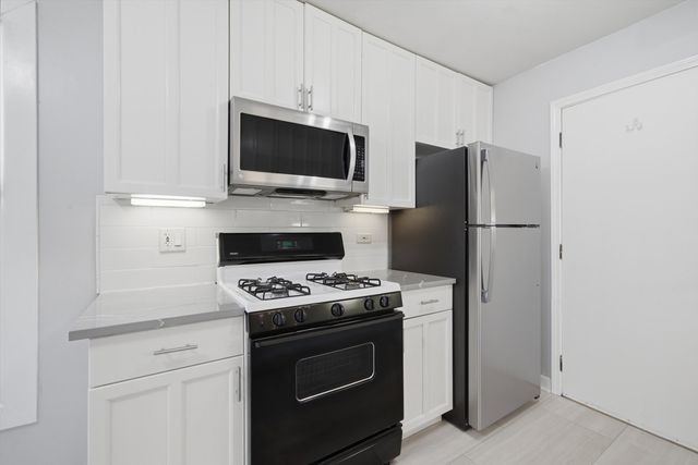 1046 Hampton Harbor 1046, Schaumburg, IL 60193