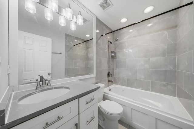 1046 Hampton Harbor 1046, Schaumburg, IL 60193
