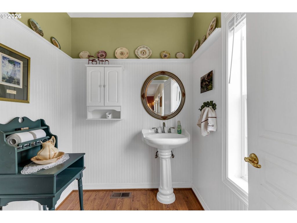 Image 13 of property listing at 14815 Sw DELASHMUTT Ln, Mc Minnville, OR 97128