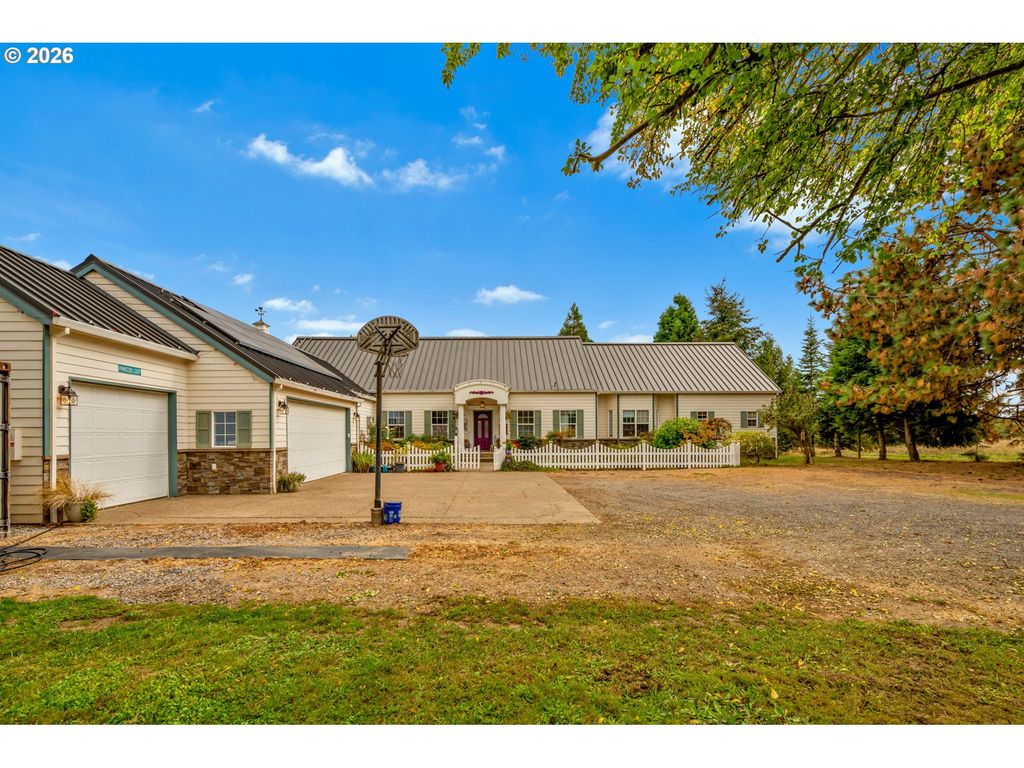 Image 2 of property listing at 14815 Sw DELASHMUTT Ln, Mc Minnville, OR 97128
