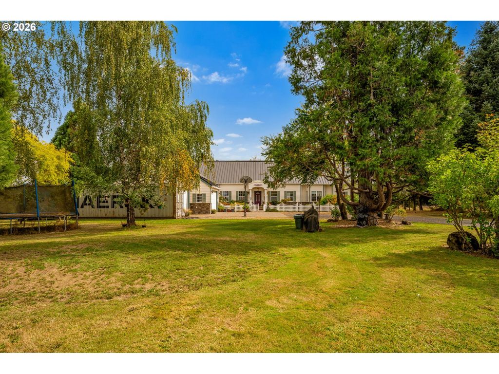 Image 3 of property listing at 14815 Sw DELASHMUTT Ln, Mc Minnville, OR 97128