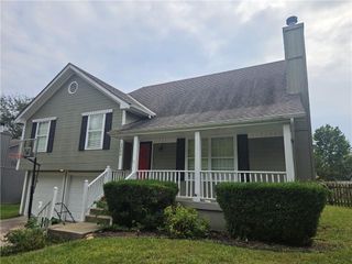 3700 N Hidden Pointe Drive, Blue Springs, MO 64015