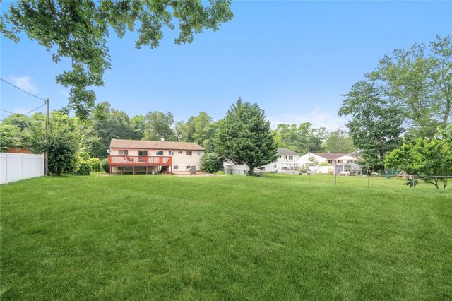 37 Parkway Drive N, Commack, NY 11725