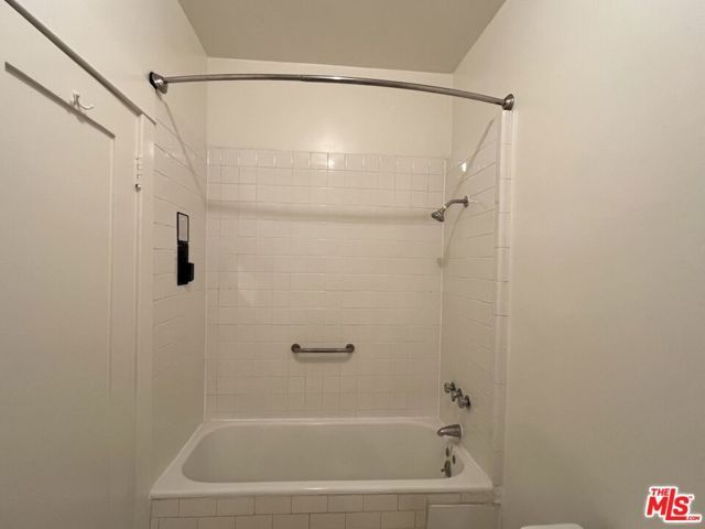 2011 N Vermont Avenue, Los Angeles, CA 90027