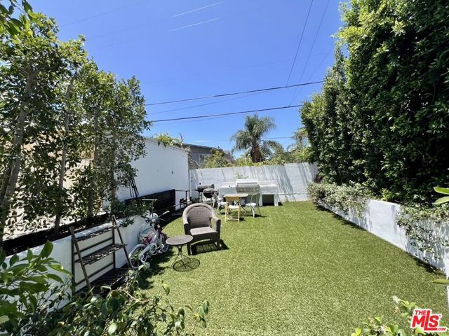 2011 N Vermont Avenue, Los Angeles, CA 90027