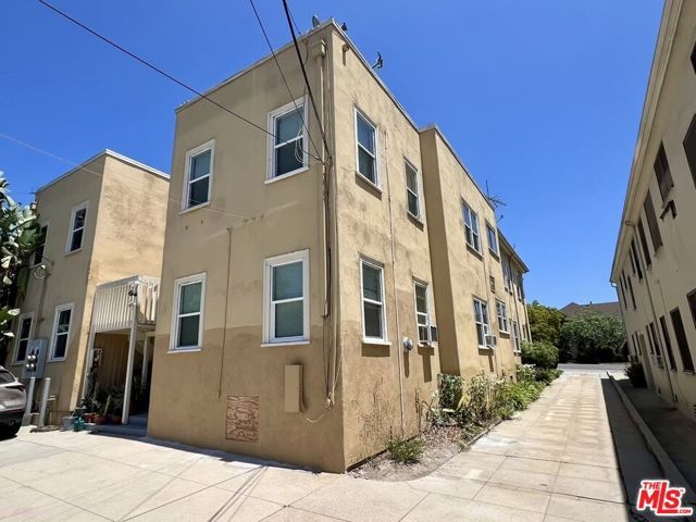 2011 N Vermont Avenue, Los Angeles, CA 90027