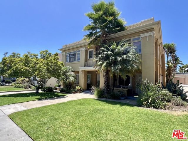 2011 N Vermont Avenue, Los Angeles, CA 90027