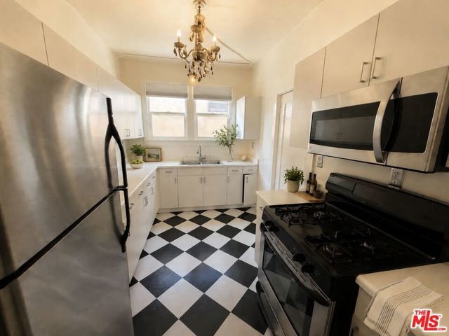 2011 N Vermont Avenue, Los Angeles, CA 90027