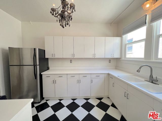 2011 N Vermont Avenue, Los Angeles, CA 90027
