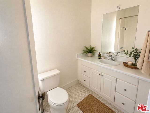 2011 N Vermont Avenue, Los Angeles, CA 90027