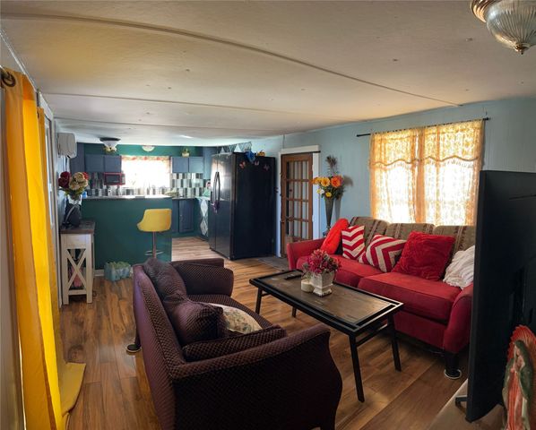 202 Cottonwood Street, Barry, TX 75102