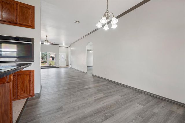 909 Greenfield Avenue, Yukon, OK 73099
