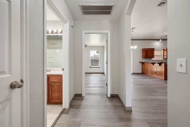 909 Greenfield Avenue, Yukon, OK 73099