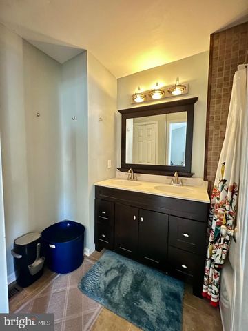 142 COUPLES DR, Newark, DE 19702