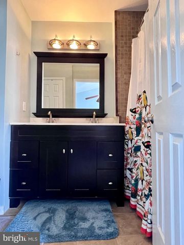 142 COUPLES DR, Newark, DE 19702