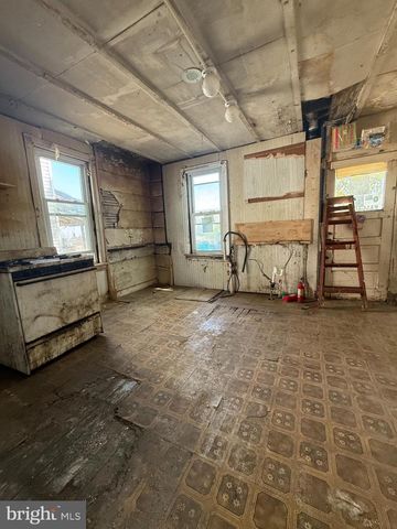 127 WHITE AVE, Marcus Hook, PA 19061