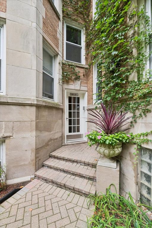 871 W Cornelia Avenue 1, Chicago, IL 60657 — photo 2