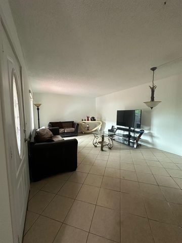 2100 WHITE PINE Circle D, Greenacres, FL 33415