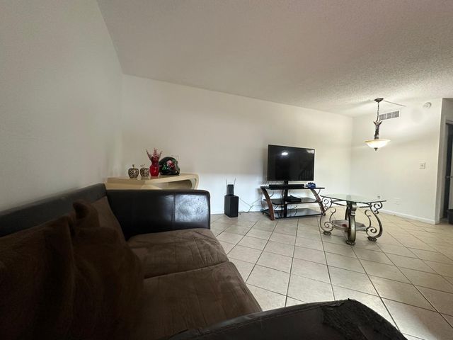 2100 WHITE PINE Circle D, Greenacres, FL 33415