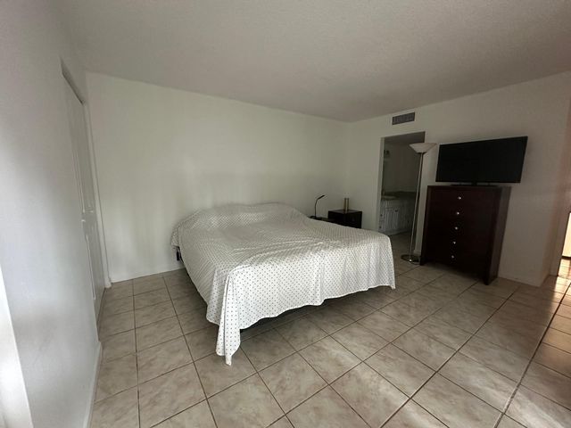 2100 WHITE PINE Circle D, Greenacres, FL 33415