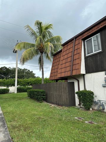 2100 WHITE PINE Circle D, Greenacres, FL 33415