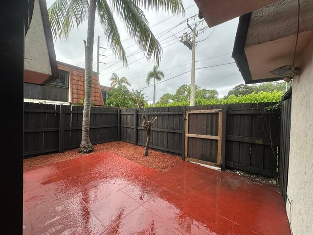 2100 WHITE PINE Circle D, Greenacres, FL 33415